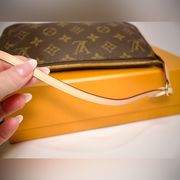 Louis Vuitton Pochette Accessoires - Picture 9 of 15